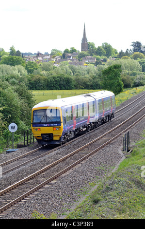 Premier grand train de l'Ouest près de King's Sutton, Northamptonshire, England, UK Banque D'Images