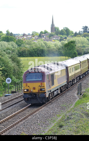 Class 67 tirant une charte Pullman diesel train près de King's Sutton, Northamptonshire, England, UK Banque D'Images