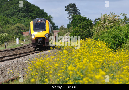 Cross Country de Arriva Trains Voyager près de King's Sutton, Northamptonshire, Angleterre Banque D'Images