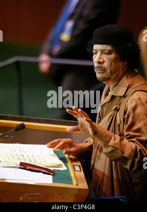 Le leader libyen le Colonel Kadhafi parle lors de la 64e Assemblée générale au Siège des Nations Unies le 23 septembre 2009 à New Banque D'Images
