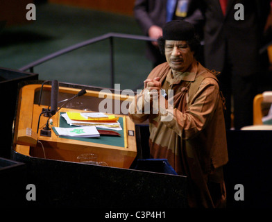 Le leader libyen le Colonel Kadhafi parle lors de la 64e Assemblée générale au Siège des Nations Unies le 23 septembre 2009 à New Banque D'Images