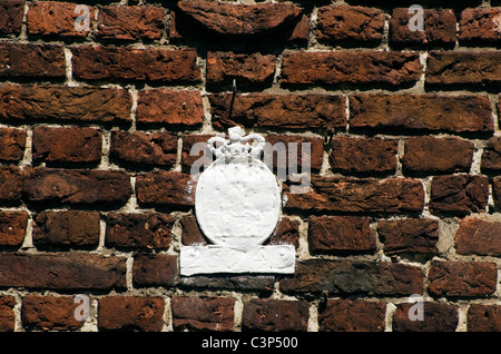 Une assurance incendie mural metal wall plaque sur une maison dans la région de Denham village Bucks UK Banque D'Images