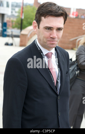 Andy Burnham, l'ombre du travail secrétaire d'Etat à l'éducation, donne une interview à l'extérieur du parti travailliste à Manchester Central Banque D'Images