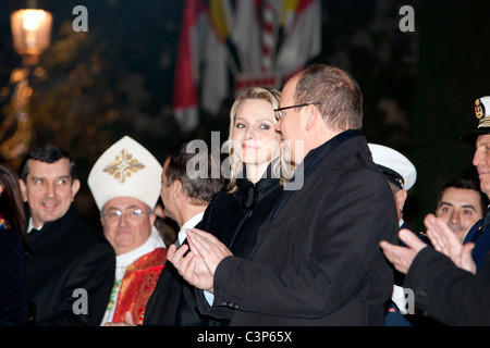 Le Prince Albert II de Monaco et fiancée Charlene Wittstock assister à l'embrasement de la barque symbolique, Sainte-Dévote, Janvier 2011 Banque D'Images