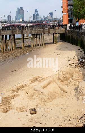 Londres. L'Angleterre. Sculpture de sable sur la rive sud de la Tamise à marée basse près de Waterloo Bridge Banque D'Images