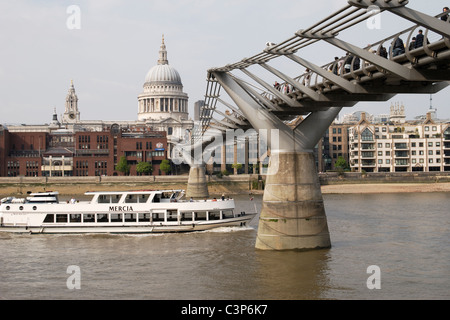 Londres, Angleterre. Saint Paul's Cathedral et millénaire passerelle sur River Thaes vue de South Bank par Tate Modern Gallery Banque D'Images