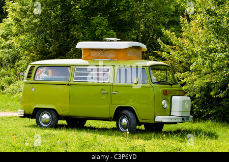 Lime Green VW Camper van - parqué dans un champ. UK. Banque D'Images