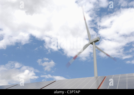 L'Allemagne, l'├╝Baden-W rttemberg, Merklingen, panneaux solaires et éolienne sur toit Banque D'Images
