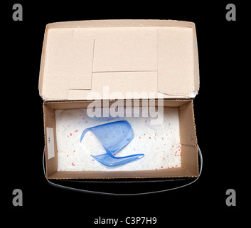 Lessive dans une boîte ouverte isolé sur un fond noir. Banque D'Images