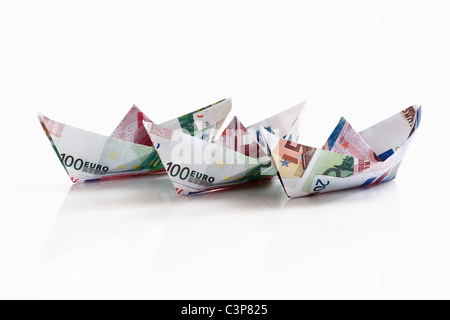 Bateaux Origami papier de l'euro sur fond blanc Banque D'Images