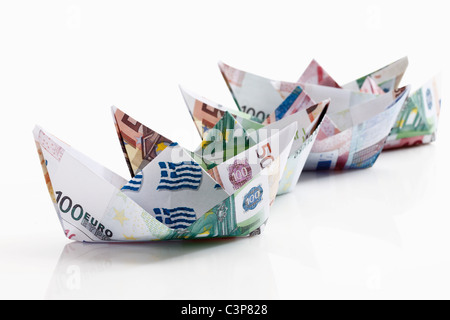 Bateaux Origami papier de l'euro sur fond blanc Banque D'Images