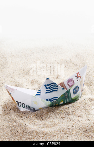 Origami Papier voile de l'euro sur le sable Banque D'Images