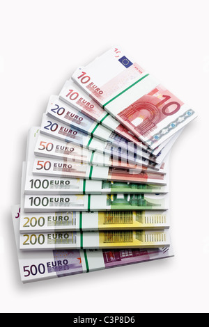 Liasses de Billets en euro sur fond blanc, close-up Banque D'Images