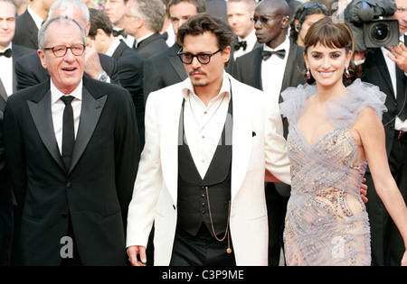 GEOFFREY RUSH Johnny Depp PENELOPE CRUZ PIRATES DES CARAÏBES - ON STRANGER TIDES PREMIERE PALAIS DES FESTIVALS CANNES FR Banque D'Images