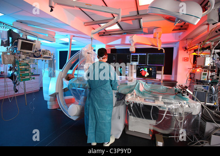 L'hôpital, laboratoire de cathétérisme cardiaque, fréquence cardiaque (Cath) est l'insertion d'un cathéter dans une chambre ou d'un bâtiment du coeur. Banque D'Images