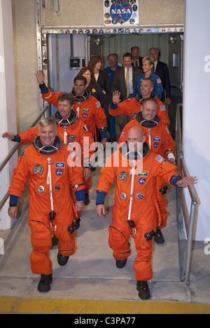 Les astronautes de la navette spatiale Endeavour en combinaison de vol orange préparez-vous à bord du navire pour le lancement. Banque D'Images