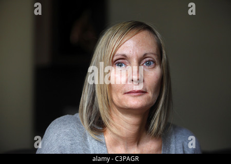 Nicola James qui avait un coton-tige à l'intérieur de sa routine au cours d'une opération de l'hôpital. Banque D'Images