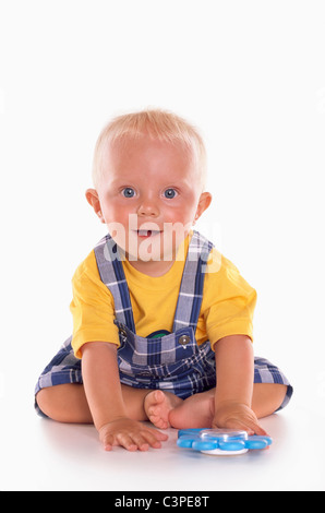 Baby Boy (12-17 mois) jouant avec hochet, portrait Banque D'Images