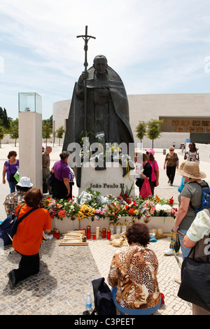 Les catholiques prient pour la statue du Pape Jean Paul II à Fatima, au Portugal. Banque D'Images