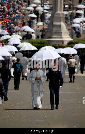 Les prêtres catholiques romains de masse de plomb à la fête de Notre Dame du Très Saint Sacrement à Fatima, au Portugal. Banque D'Images