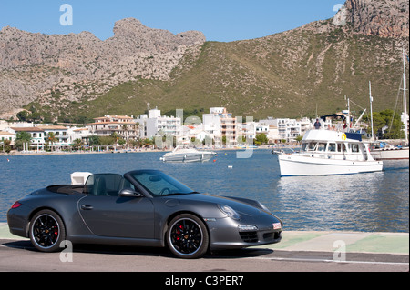 Vue latérale d'une Porsche 911 Carrera Cabriolet voiture de sport. Banque D'Images