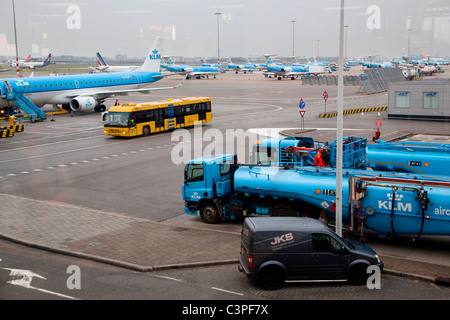 Les avions, avions, jets, les camions de carburant à l'aéroport de Schipol, Amsterdam, Pays-Bas, Holland Banque D'Images