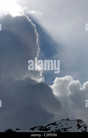 Un mélange d'après-midi, soleil et nuages Banque D'Images
