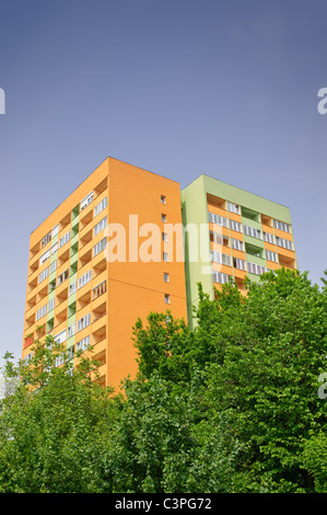 Bloc d'appartements avec l'isolation des murs d'économie d'énergie Banque D'Images