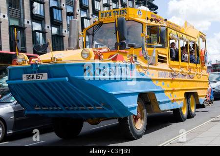 , Londres , Westminster DUKW ou Duck Tours véhicule de transport amphibie bateau bus Rosalind Banque D'Images