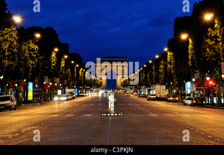 Les Champs-Elysées et l'Arc de Triomphe à Paris pendant la nuit Banque D'Images