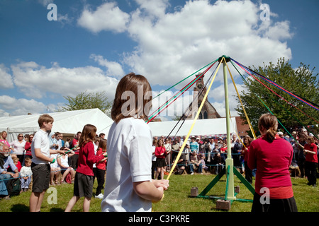 Les enfants d'une école primaire locale danser autour de l'arbre de mai le premier mai à atteindre juste, atteindre, España Banque D'Images