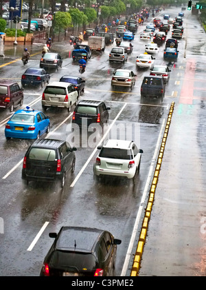 Embouteillage bondé en milieu urbain street dans le mauvais temps Banque D'Images