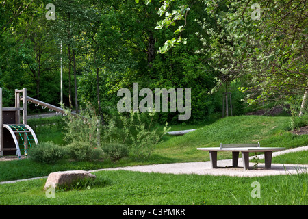 Tables de ping-pong dans un parc public Banque D'Images