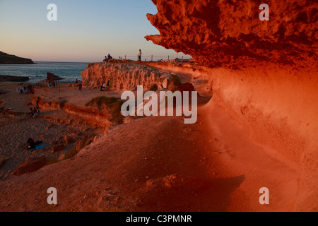 Plage de Cala Conta au coucher du soleil, Ibiza, Espagne Banque D'Images