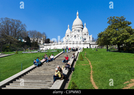 Les touristes sur les marches de la Basilique du Sacré-Cœur, Montmartre, Paris, France Banque D'Images