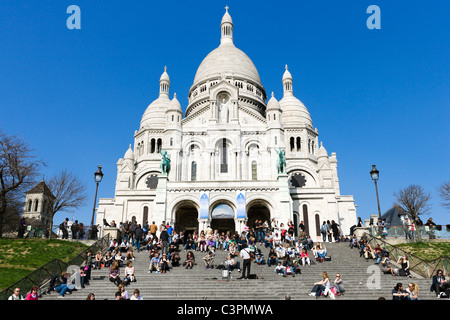 Les touristes se pressant dans le marches de la Basilique du Sacré-Cœur, Montmartre, Paris, France Banque D'Images