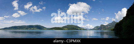 L'Autriche, Salzkammergut, lac de Mondsee, le Mont Schafberg en arrière-plan Banque D'Images