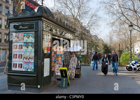 Kiosque typique sur le Boulevard Rochechouart, Montmartre, Paris, France Banque D'Images