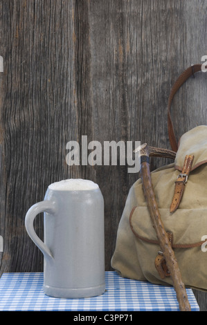 Allemagne, Bavière, bâton de marche, beer mug et sac à dos sur la table Banque D'Images