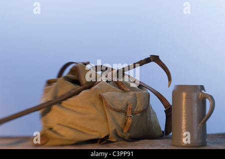 Bâton de marche, beer mug et sac à dos sur la table Banque D'Images