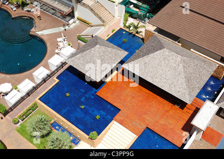Vue aérienne sur villa avec piscine à l'hôtel populaire, Pattaya, Thaïlande Banque D'Images