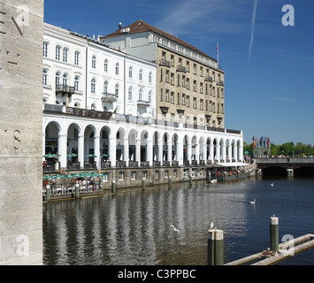 Vue sur les arcades de l'Alster à travers la rivière Alster à Hambourg, Allemagne, Europe Banque D'Images