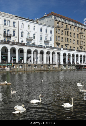 Vue sur les arcades de l'Alster à travers la rivière Alster à Hambourg, Allemagne, Europe Banque D'Images