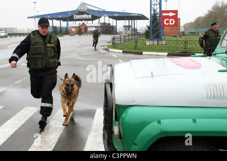 Officier garde-frontière de l'Ukraine avec chien à la frontière russo-ukrainienne, l'Ukraine Goptivka Banque D'Images