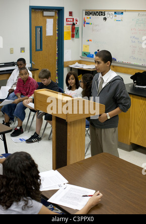 Boy parle devant des élèves au cours d'un procès simulé à l'école intermédiaire études sociales en classe Pflugerville Texas USA Banque D'Images