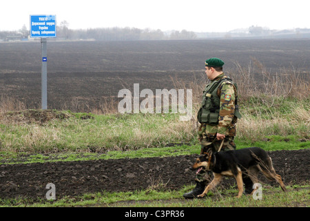 Officier garde-frontière de l'Ukraine avec chien à la frontière russo-ukrainienne, l'Ukraine Goptivka Banque D'Images