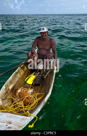 Un pêcheur de homard montre ses prises à Belize. Banque D'Images