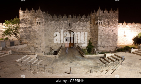 Des murs en pierre et porte du fumier qui entourent la vieille ville de Jérusalem en Israël. Banque D'Images