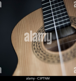 L'article d'une vieille guitare classique espagnole fait main isolé sur noir. Banque D'Images