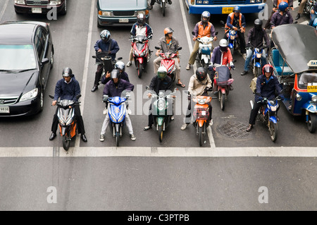 En attente de trafic pour le feu vert dans le centre de Bangkok. Banque D'Images